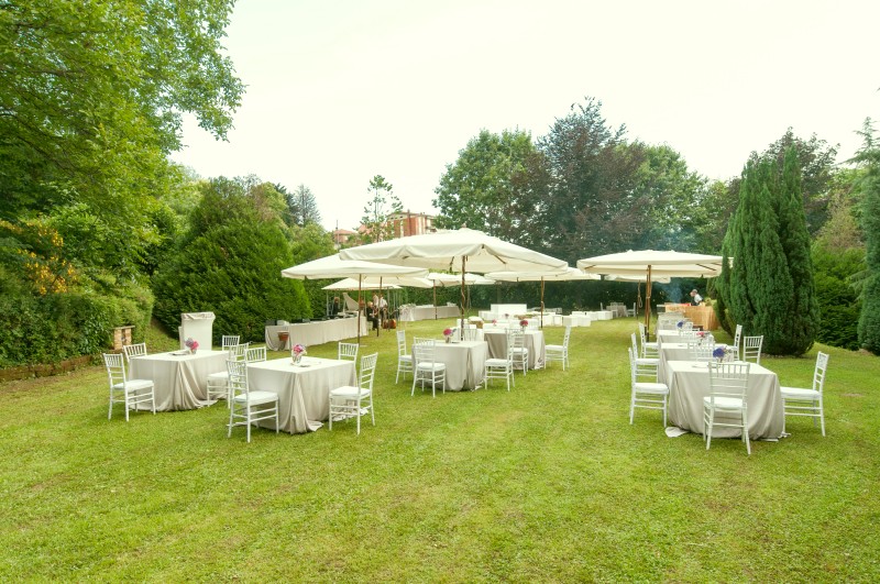 Sedie chiavarine per un aperitivo in giardino