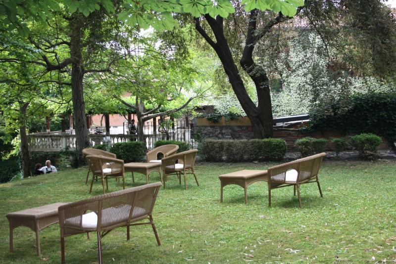 Prato mezzanino allestito per area relax