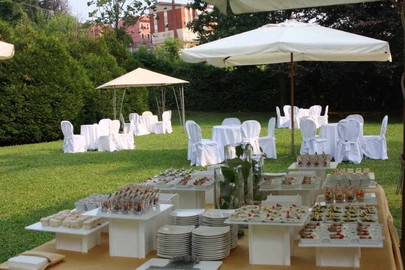 Antipasti con finger food in ricevimento in giardino