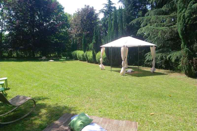 Il prato grande allestito con gazebo