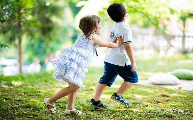 Bambini che giocano nel giardino di Villa Teodolinda - Concessione di Photografica Mangili