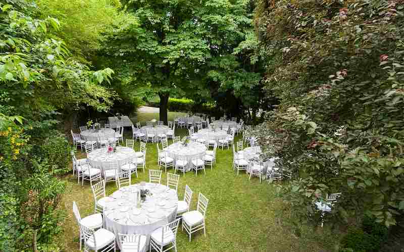 Pranzo nel giardino della location Villa Teodolinda