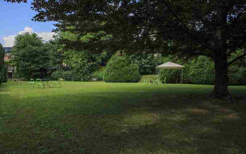 Prato grande della location Villa Teodolinda a Bergamo allestito per matrimonio