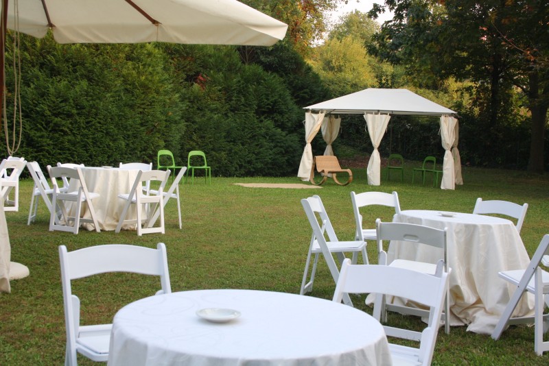 Tavoli di appoggio per un apertivo in villa Teodolinda