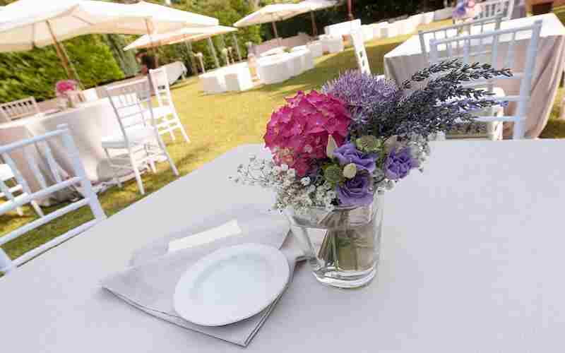 Tavolo allestito per ricevimento in giardino