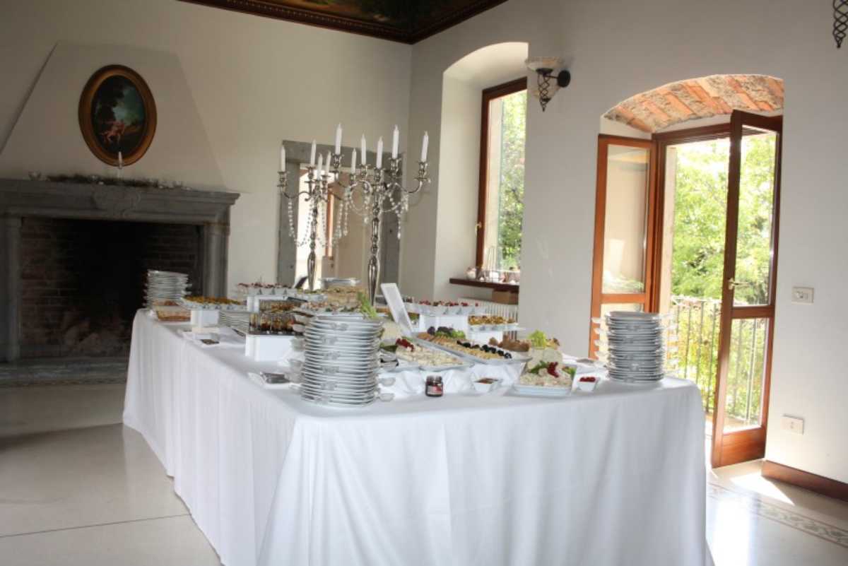 Buffet in stile belle epoque con candelabro