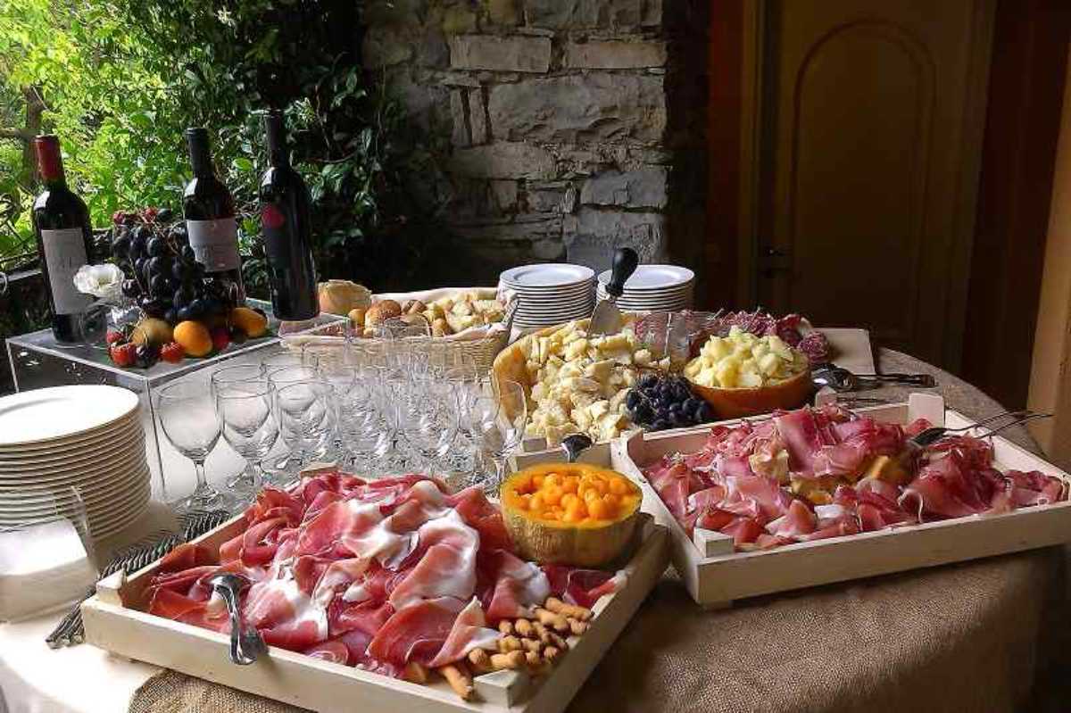 Buffet di salumi e formaggi sotto il portico di Villa Teodolinda