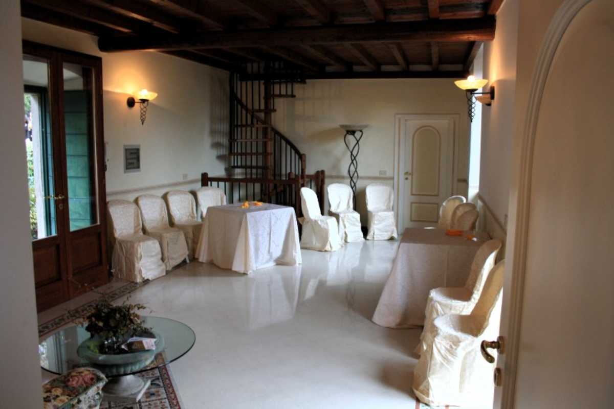 Tavoli e sedute nella Sala Colleona di Villa Teodolinda