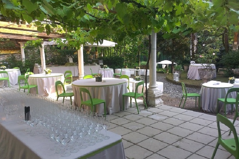 Pergolato allestito per un ricevimento di matrimonio a buffet