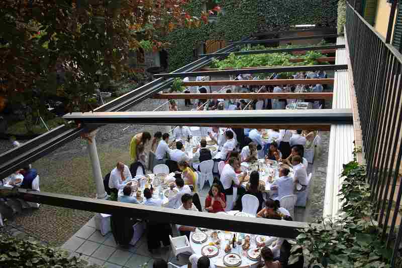 Cena d'Estate vicino a Bergamo con pergolato scoperto