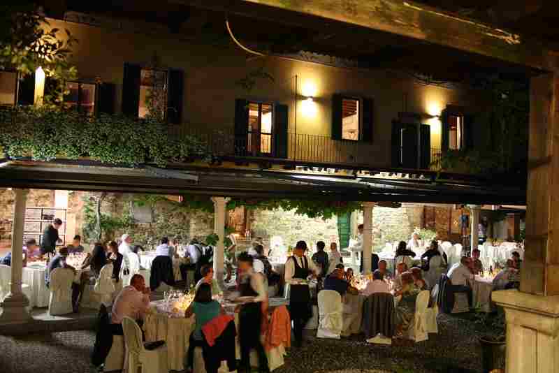 Romantica cena sotto al pergolato di Villa Teodolinda