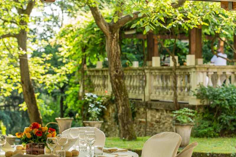 Vista del giardino dal pergolato di Villa Teodolinda