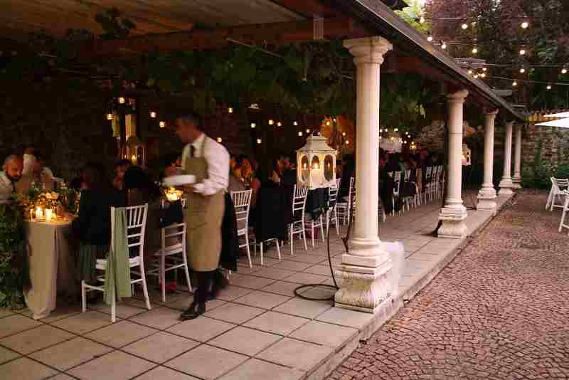 Ospiti seduti al tavolo imperiale per una romantica cena